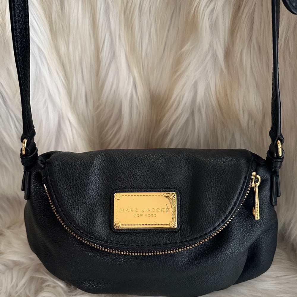 MARC JACOB BLACK LEATHER CROSSBODY WITH GOLD PLAQUE
